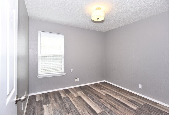 Building Photo - 1339 E 138th Pl