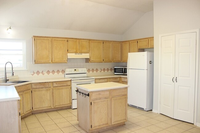 Building Photo - Charming 3-Bedroom Home in Jamesway Addition – Available Now!