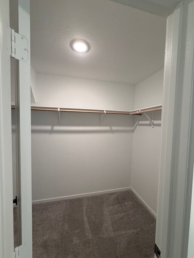 Building Photo - 563 River Run Wy