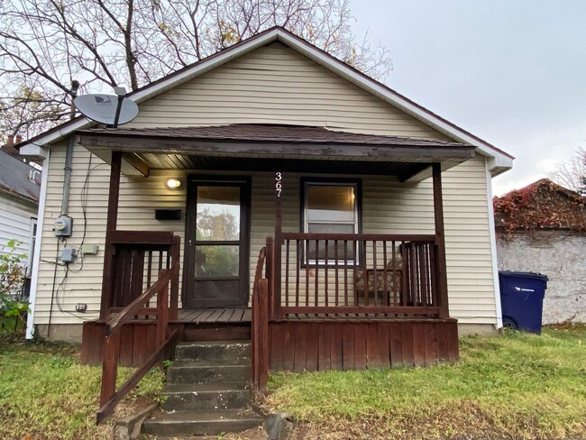 Primary Photo - 2 BEDROOM, 1 BATH HOME, First Month's Rent...