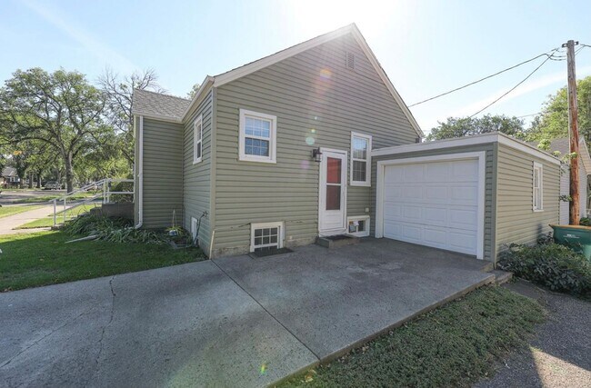 Building Photo - 915 E Ave E