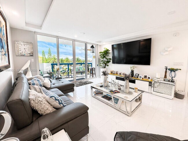 Building Photo - 2370 NE 135th St