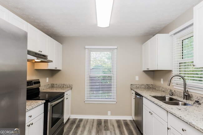 Building Photo - 7383 Fernwood Dr