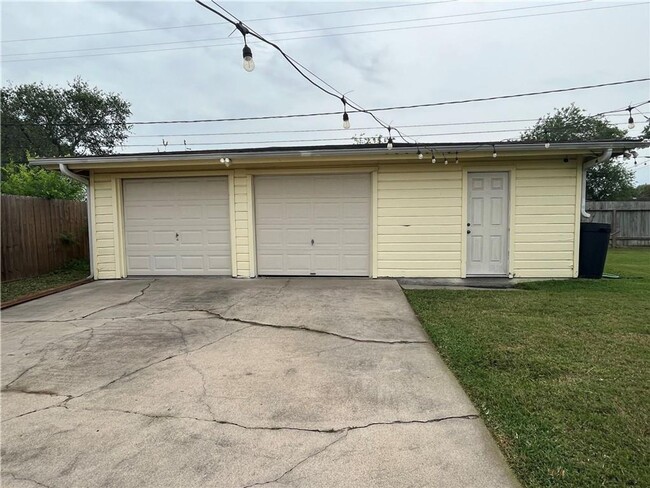 Building Photo - Ranch Style Home with Back Apartment