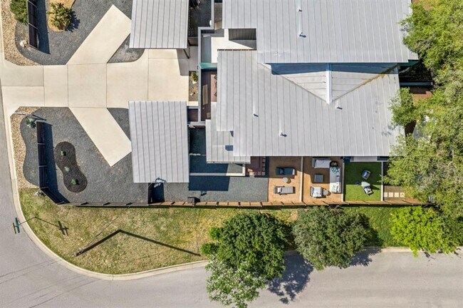 Building Photo - 4400 Mt Vernon Dr