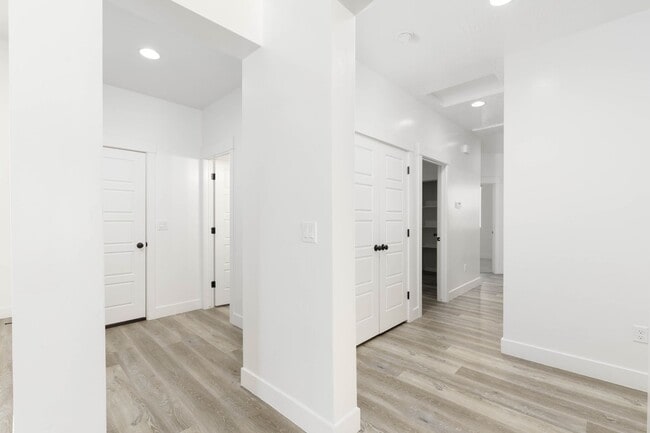Building Photo - 3 bed plus office / 2.5 bath / 3 car Singl...
