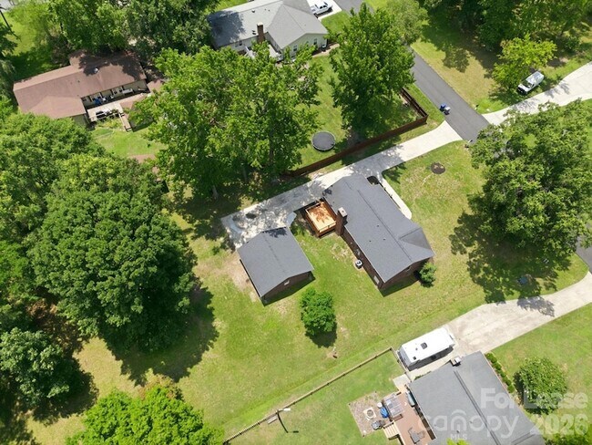 Building Photo - 6299 Spring Ct Ln