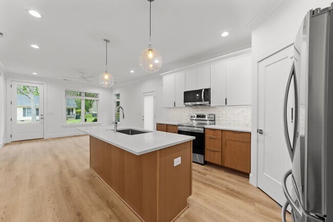 Building Photo - 6509 Lincolnville Rd
