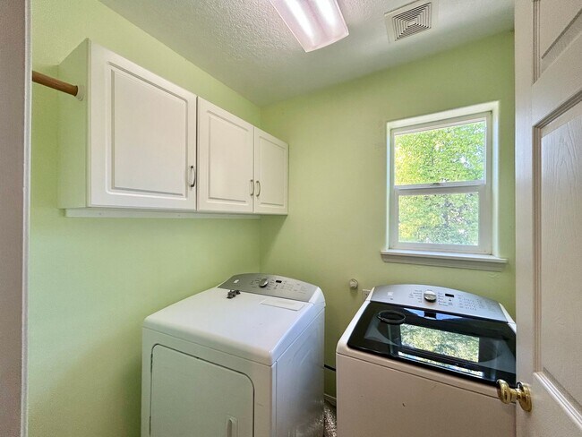 Building Photo - Spacious 4 Bed, 2.5 Bath House