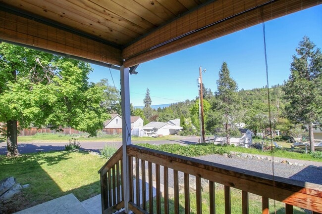 Building Photo - Hillside Cottage! Charming home with a view, 3-bd, 1-ba, fireplace, garage $300 Utility Fee