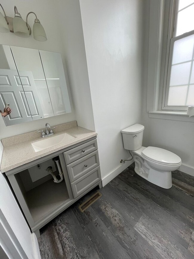 Building Photo - Single Family Home 2 Bedrooms 1 Bath with ...