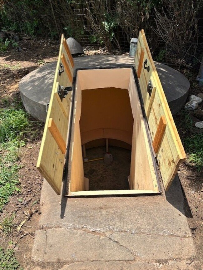 Building Photo - (3) Bed/(2) Bath with Storm Shelter and Mo...