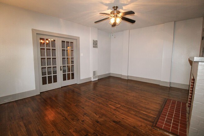 Building Photo - 436 W Rosewood Ave