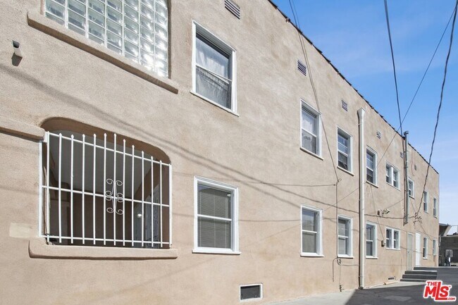 Building Photo - 1464 3/8-1464 W 35th Pl