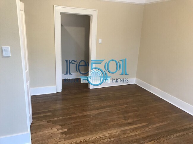 Building Photo - *New Price*  Newly Renovated Immaculate Co...