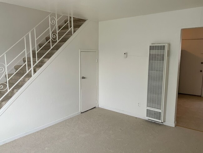 Building Photo - 418 C St