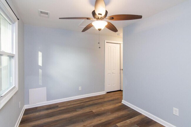 Building Photo - 3405 Pebble Dr