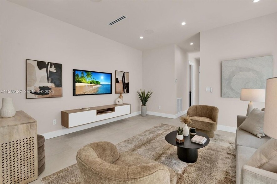 Building Photo - 920 NE 17th Ave