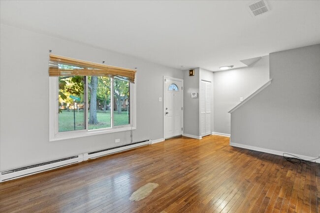 Building Photo - 1S239 Stratford Ln