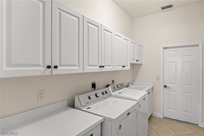 Building Photo - 2822 SW 49th Terrace