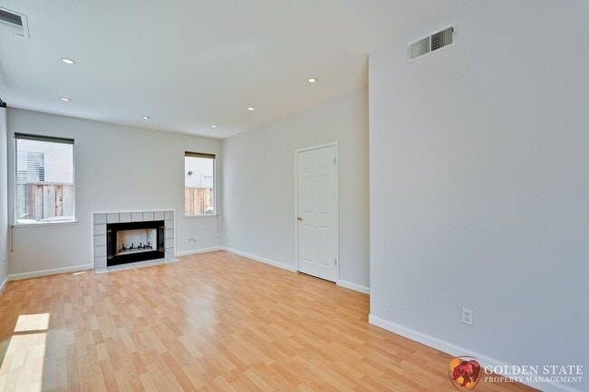Building Photo - Comfort & Convenience in Santa Clara – Fre...