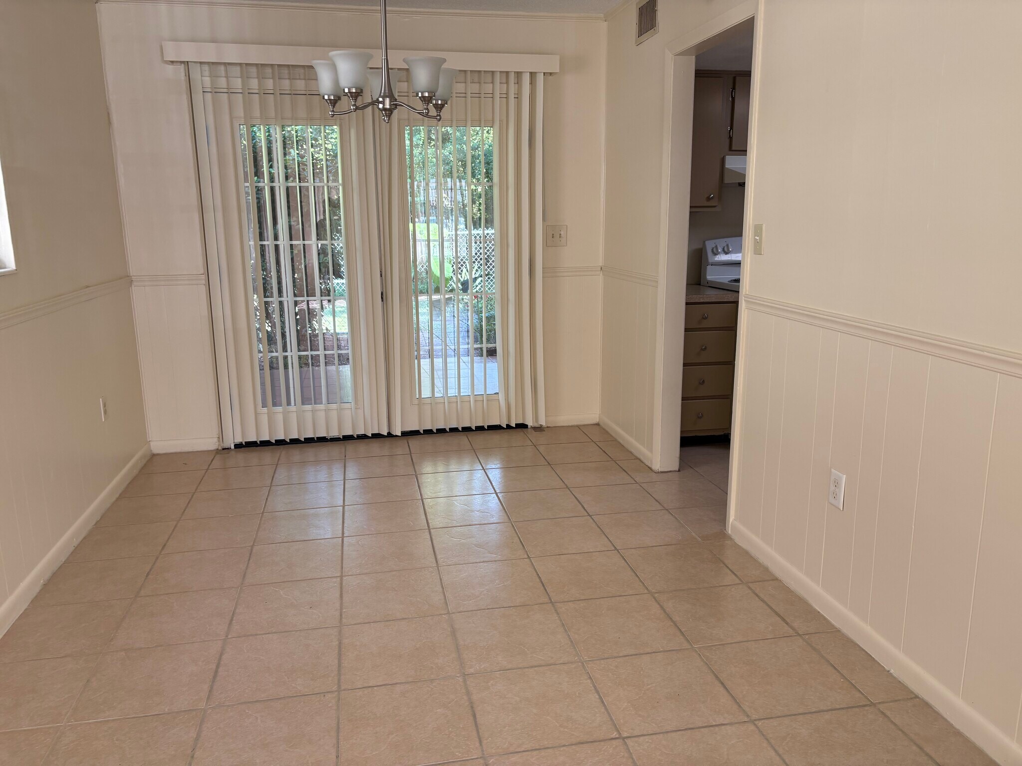 Dining are - 1015 SW McFarlane Ave