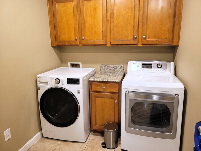 Building Photo - Beautiful Home in Desirable Geneva Neighborhood - 2700 sqft