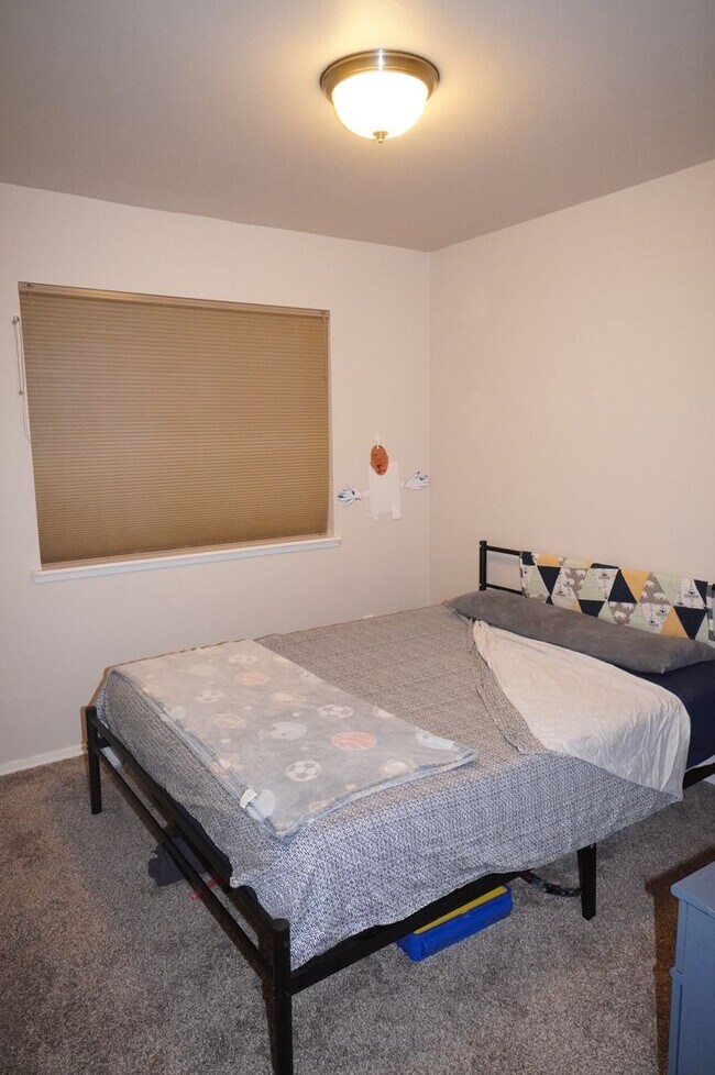 Building Photo - 4 Bedroom Eagle River Home!