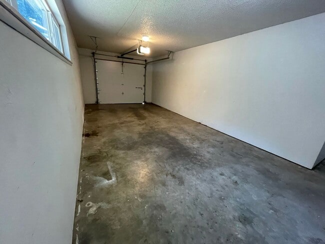 Building Photo - Application Pending - 2 Bedroom Condo for Rent - Hood River