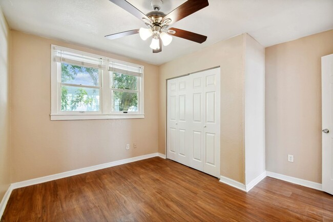 Building Photo - Historic Ybor City Bungalow!