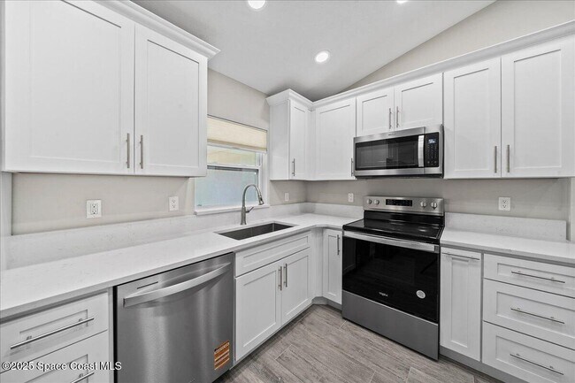 Building Photo - 2060 Newfound Harbor Dr