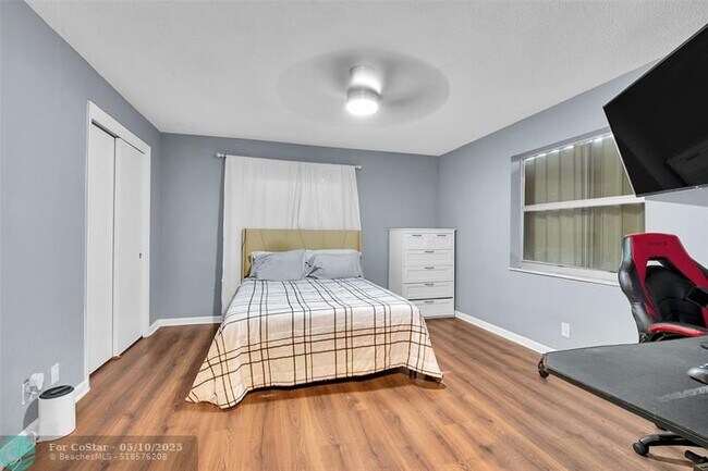 Building Photo - 447 Sunshine Dr