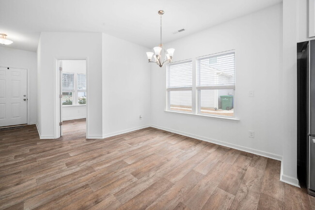 Building Photo - Spacious 4-Bedroom Rental in Desirable Arl...