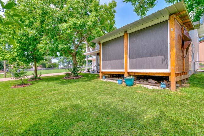 Building Photo - 20 Clearview