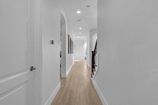 Building Photo - 1103 E Newhall Dr
