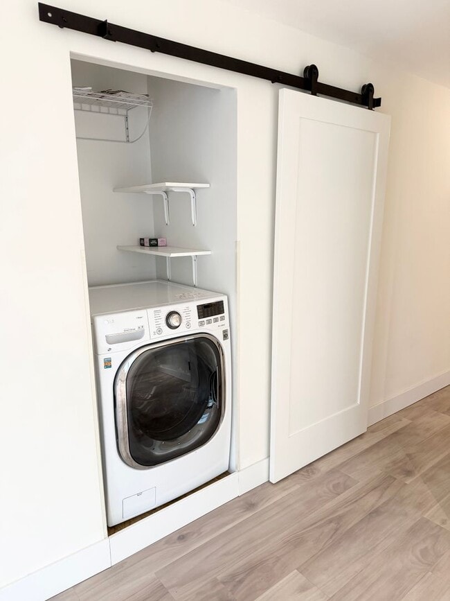 Building Photo - 1550 Eastlake Ave E