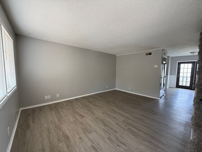Building Photo - Cute and Convenient  South Nashville Townhouse near BNA and Woodbine - Renovated