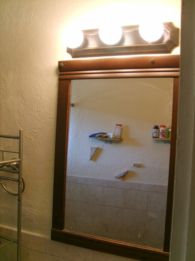 Building Photo - Huge 3 Bedroom, 1 Bathroom Apartment Steps From UF in Fifth Avenue