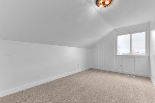 Building Photo - 196 E Water Ln