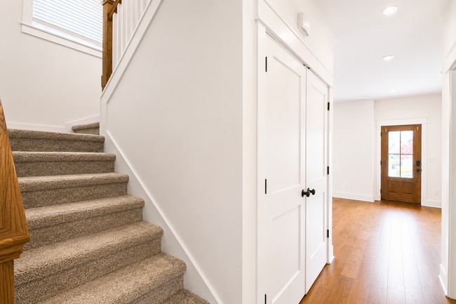 Building Photo - 4-Bedroom Home Steps from the Pool Near Tennessee Tech