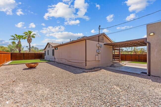 Building Photo - Gorgeous home near UA