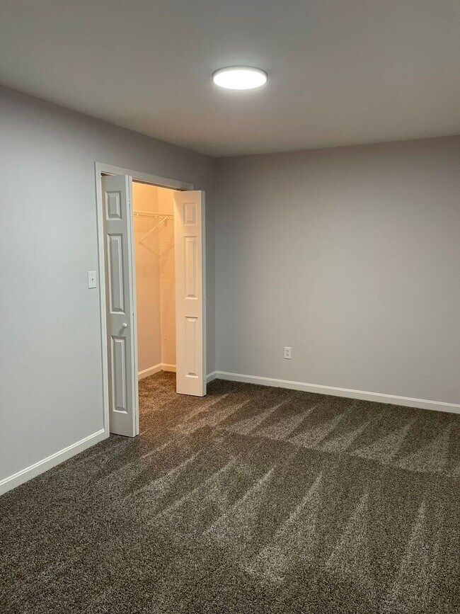 Building Photo - 380 Main Cross St