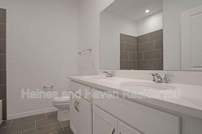 Building Photo - 1315 Normandy Dr