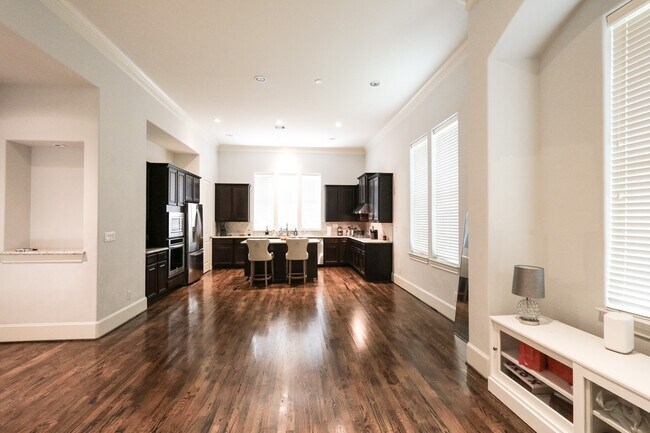 Building Photo - 2037 Fannin Station N