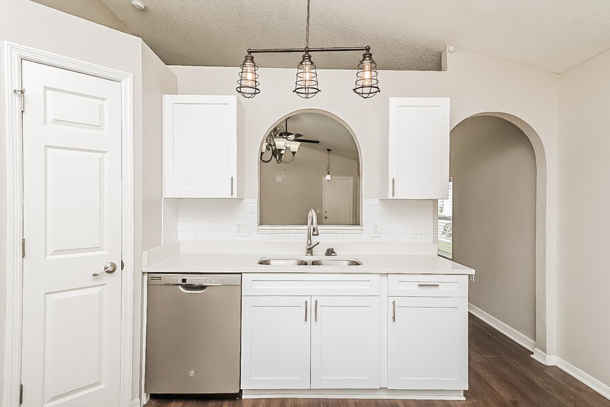 Building Photo - 30615 Double Dr