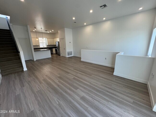 Building Photo - 615 N 6th Ave