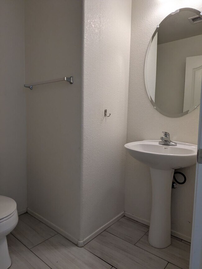 Building Photo - Northwest Beauty 3 Bedroom 3 Bath 2 Car garage