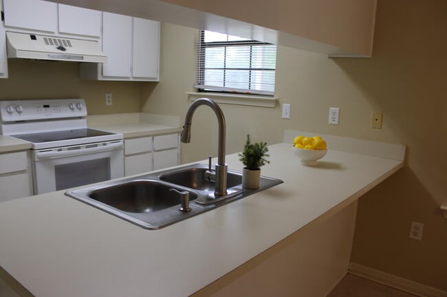 Building Photo - 2138 Edgewood Dr