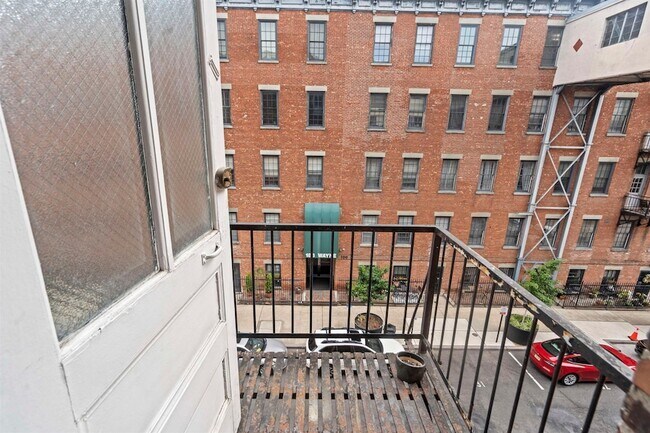 Building Photo - 187 Wayne St