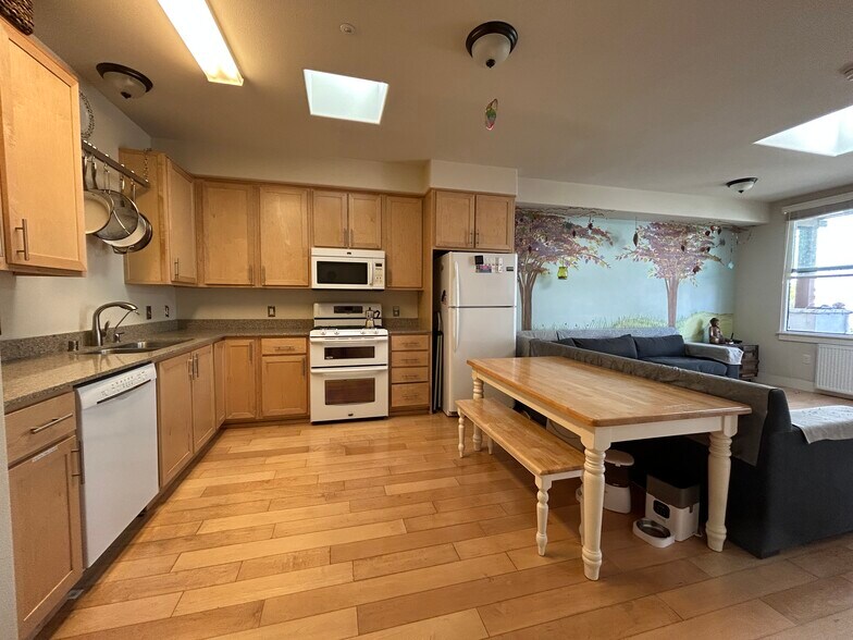 Skylight in every room - 190 Walnut Ave